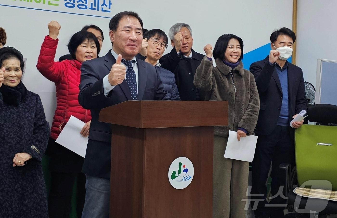 이준경 전 음성부군수가 12일 괴산군청에서 기자회견을 열고 민주당 입당 사실을 밝히고 있다.2025.2.12/ⓒ 뉴스1
