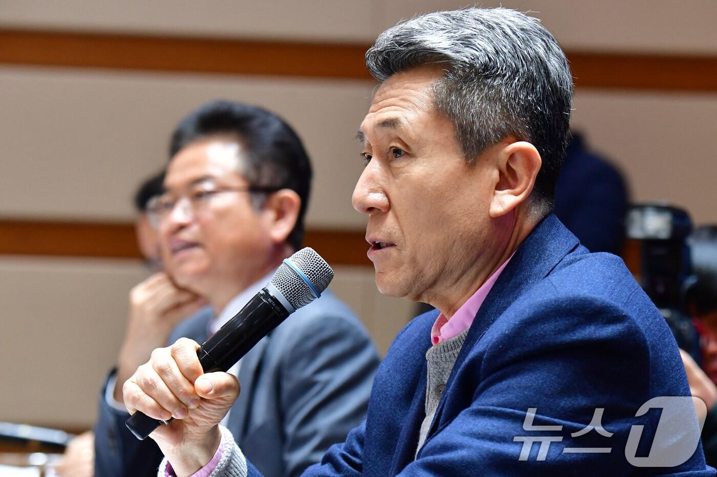 이강덕 경북 포항시장이 12일 포항시청 대회의실에서 열린 포항지역 이차전지 및 철강 기업 간담회에서 기업 지원방안 등에 대해 발언하고 있다. (사진은 기사 내용과 무관함) 2025.2.12/뉴스1 ⓒ News1 최창호 기자
