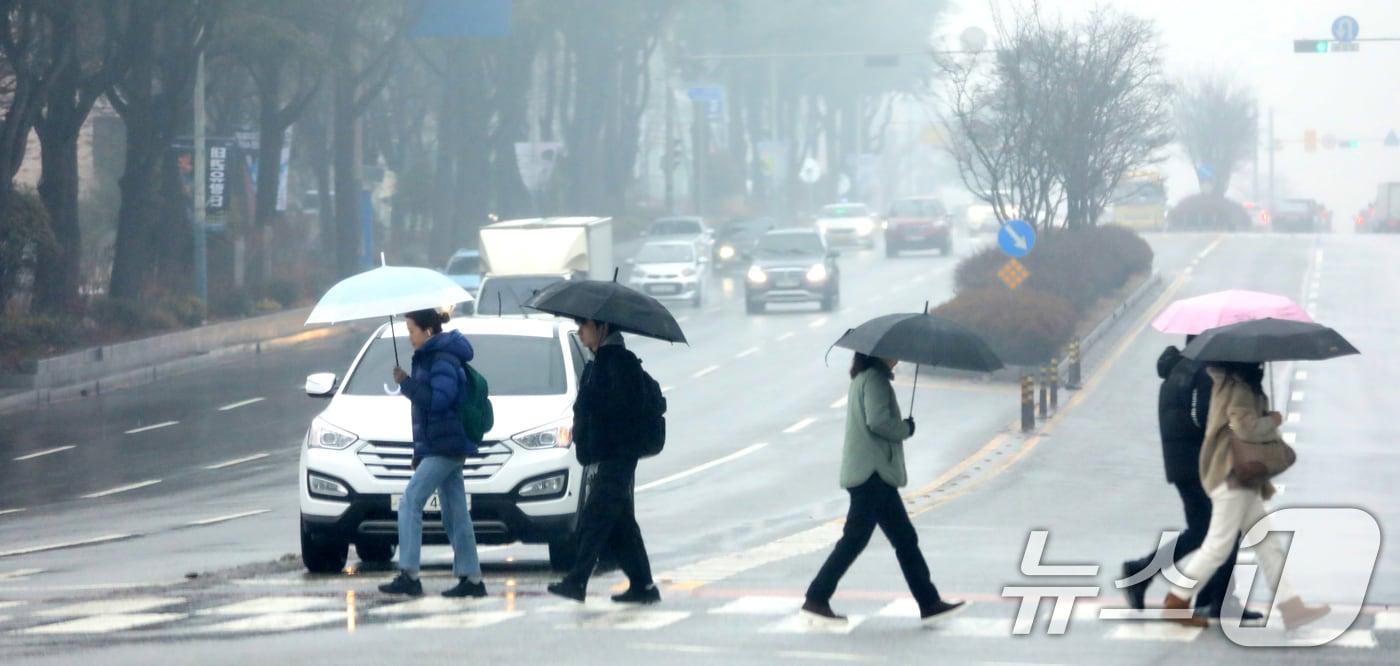 본문 이미지 - 전국 대부분 지역에 눈이나 비가 내린 12일 전북자치도 전주시 백제대로에서 우산을 쓴 시민들이 발걸음을 재촉하고 있다. 2025.2.12/뉴스1 ⓒ News1 유경석 기자