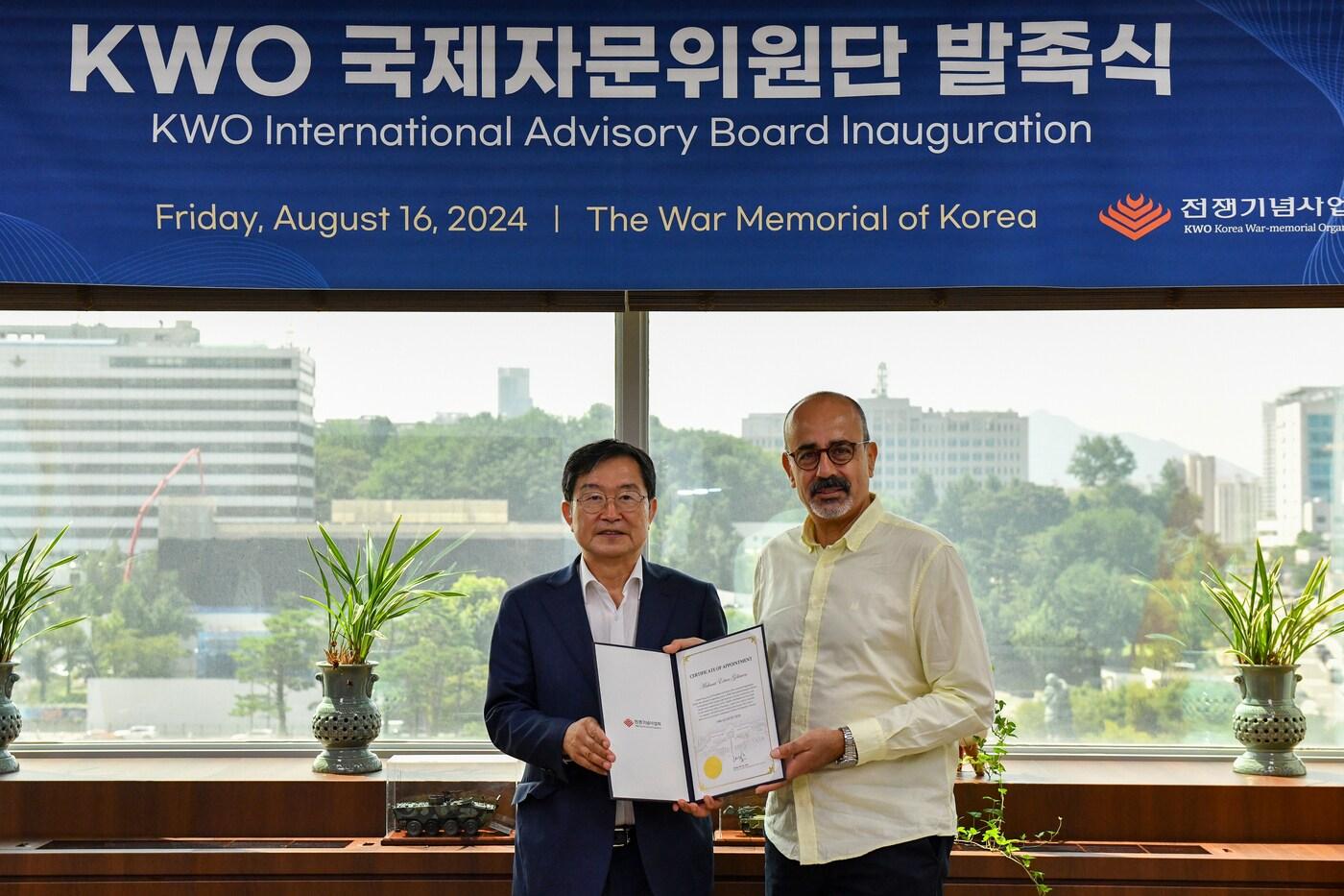 지난해 8월에 열린 KWO 국제자문위원단 발족식에서 백승주 전쟁기념사업회장과 자문위원 마흐무트 에르탄 괴크멘 교수(튀르키예)가 기념사진을 찍고 있다.(전쟁기념사업회 제공)