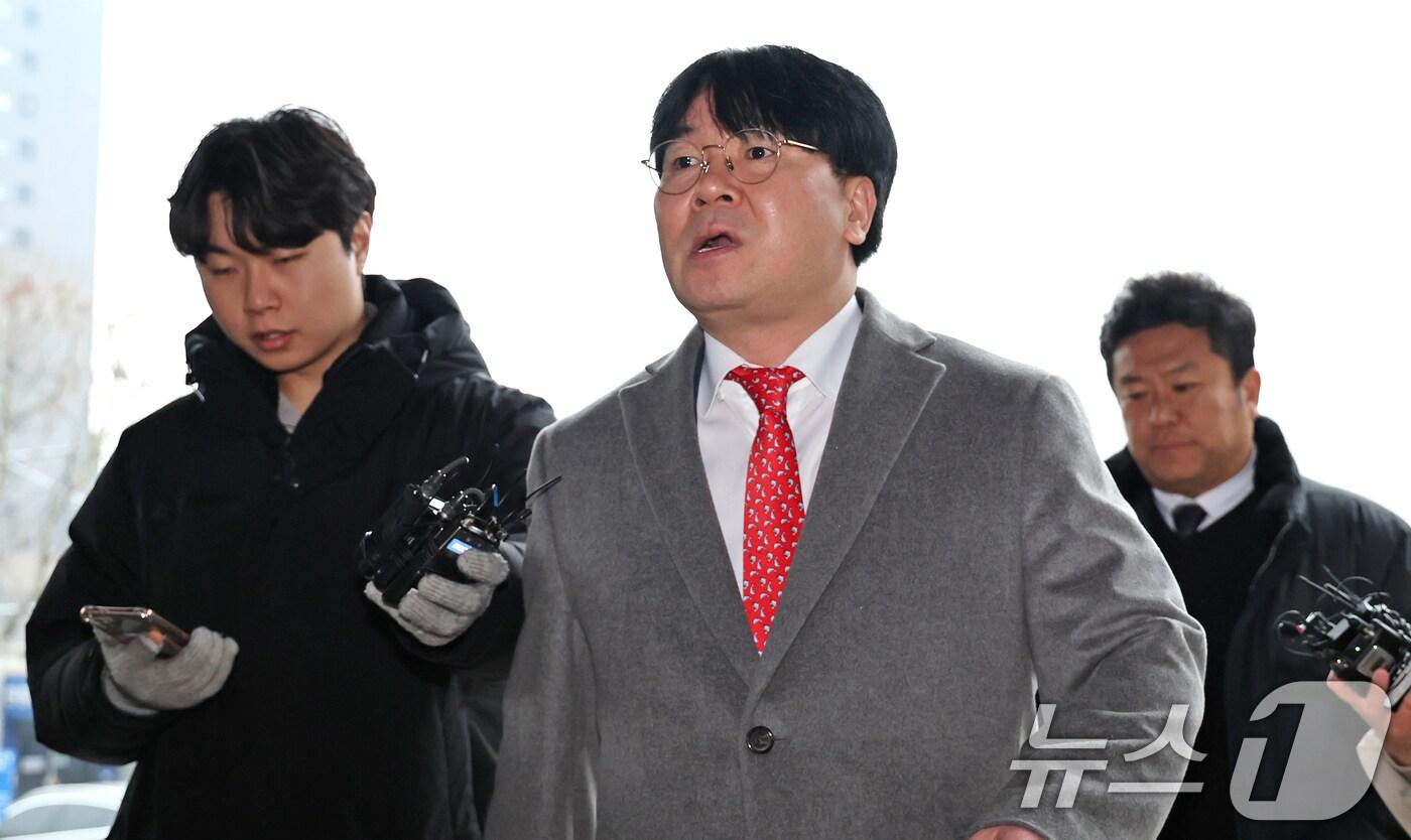 김건희 여사를 몰래 촬영한 영상을 보도한 혐의로 고발된 이명수 서울의소리 기자가 12일 오후 서울 서초경찰서에서 스토킹처벌법 위반 혐의 관련 조사를 받기 위해 피의자 신분으로 출석하고 있다. 2025.2.12/뉴스1 ⓒ News1 장수영 기자