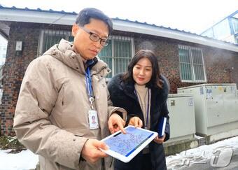 본문 이미지 - 대전 유성구 공무원이 현장에서 지리정보시스템 기반의 유성복지핸디맵을 활용하고 있는 모습.(대전 유성구 제공. 재판매 및 DB금지)/뉴스1 
