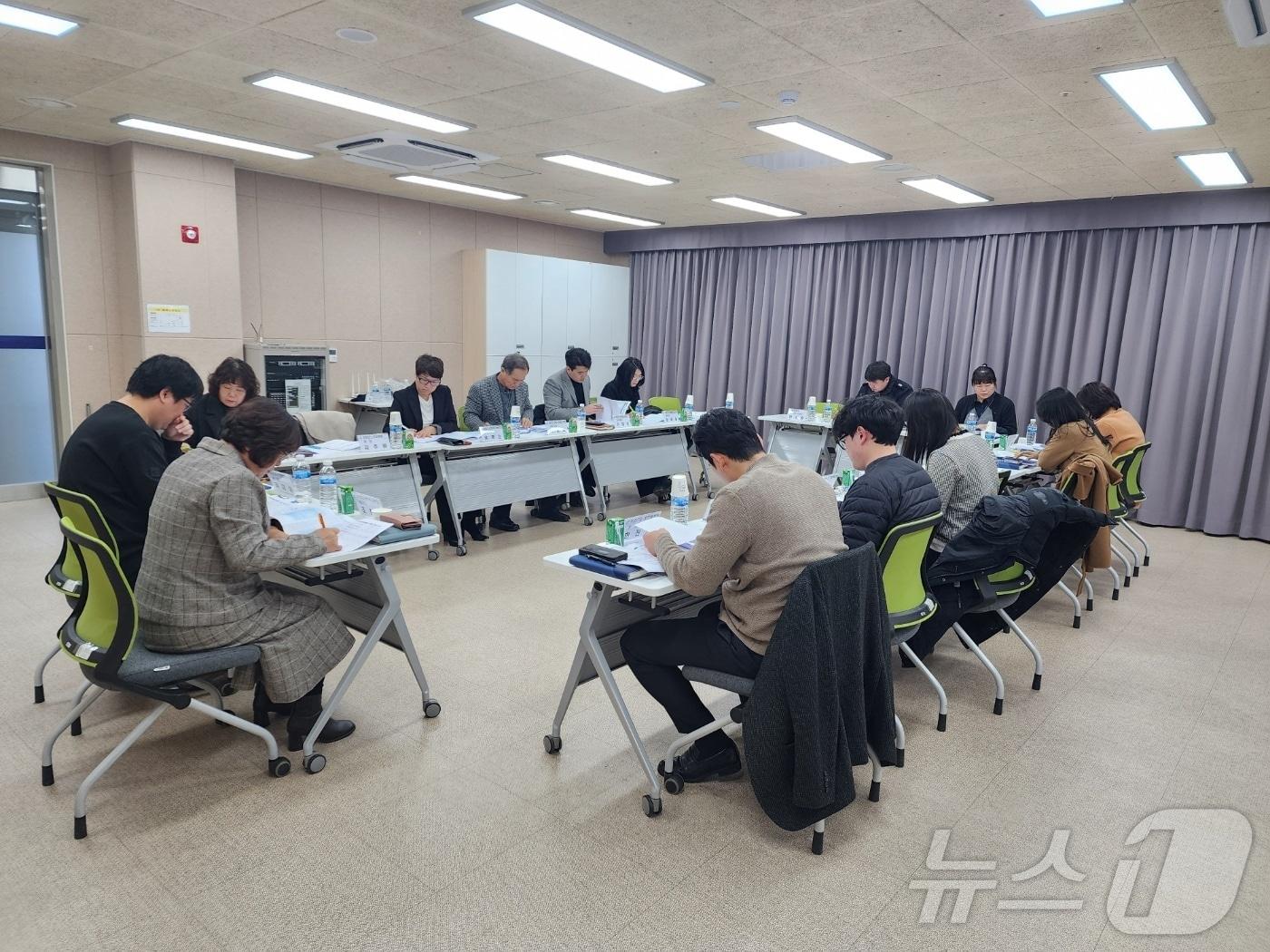 본문 이미지 - 쳥양 지역사회통합돌봄협의체 회의 모습.(청양군 제공. 재판매 및 DB 금지)/뉴스1