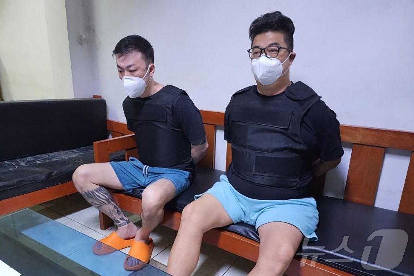 일본에서 발생한 일련의 강도 사건의 배후로 추정되는 두 명의 용의자 이마무라 기요토&#40;오른쪽&#41;와 후지타 토시야&#40;왼쪽&#41;가 마닐라 교외 타귁시에 있는 이민국 구금 시설에서 수감되어 있다. 2023.02.07 ⓒ AFP=뉴스1 ⓒ News1 김경민 기자