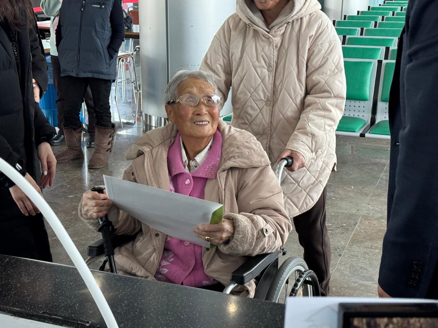 본문 이미지 - 7일 인천지역본부 1층 고객접견실에서 최고령 계약자인 사할린동포 이손귀 어르신이 임대주택 계약체결을 위한 상담을 받은 뒤 미소 짓고 있다./LH 제공