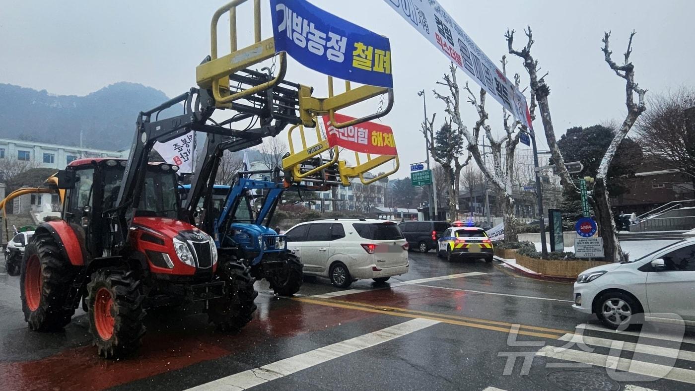  정부의 쌀값 대책 마련과 국민의힘 해체를 부착한 트랙터 2대가 12일 강원도청에서 국민의힘 강원도당사로 가기 위해 이동을 하고 있다.2025.2.12 한귀섭 기자