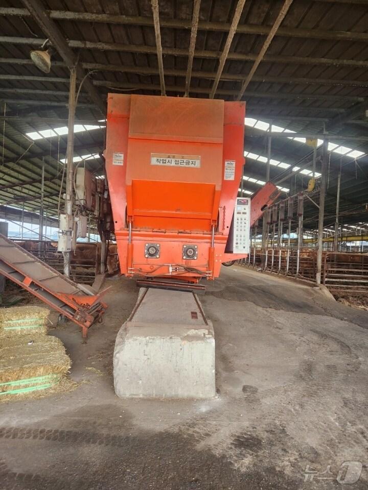 본문 이미지 -  정읍시가 사룟값 인상에 따른 축산농가의 경영 부담을 덜기 위해 사료구입비 이자를 지원한다. 정읍 한 축산농가의 사료급여기. (정읍시 제공, 재판매 및 DB금지)/뉴스1