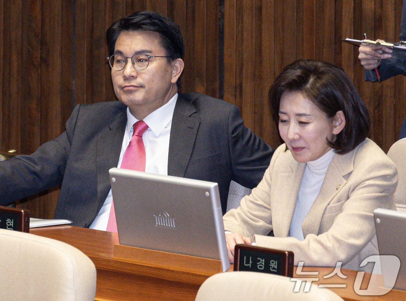본문 이미지 - 2025년 2월 12일 서울 여의도 국회에서 열린 제422회 국회(임시회) 제4차 본회의에 참석한 국민의힘 5선 중진인 윤상현, 나경원 의원. 2025.2.12 ⓒ 뉴스1 이재명 기자
