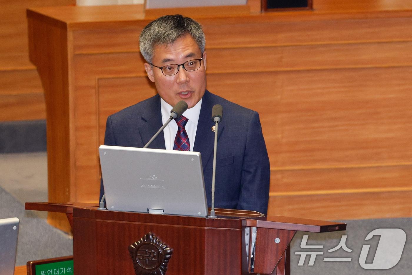 김석우 법무부 장관 직무대행&#40;차관&#41;이 12일 오후 서울 여의도 국회에서 열린 제422회국회&#40;임시회&#41; 제4차 본회의에서 이춘석 더불어민주당 의원의 정치·외교·통일·안보에 관한 대정부 질문에 답하고 있다. 2025.2.12/뉴스1 ⓒ News1 안은나 기자