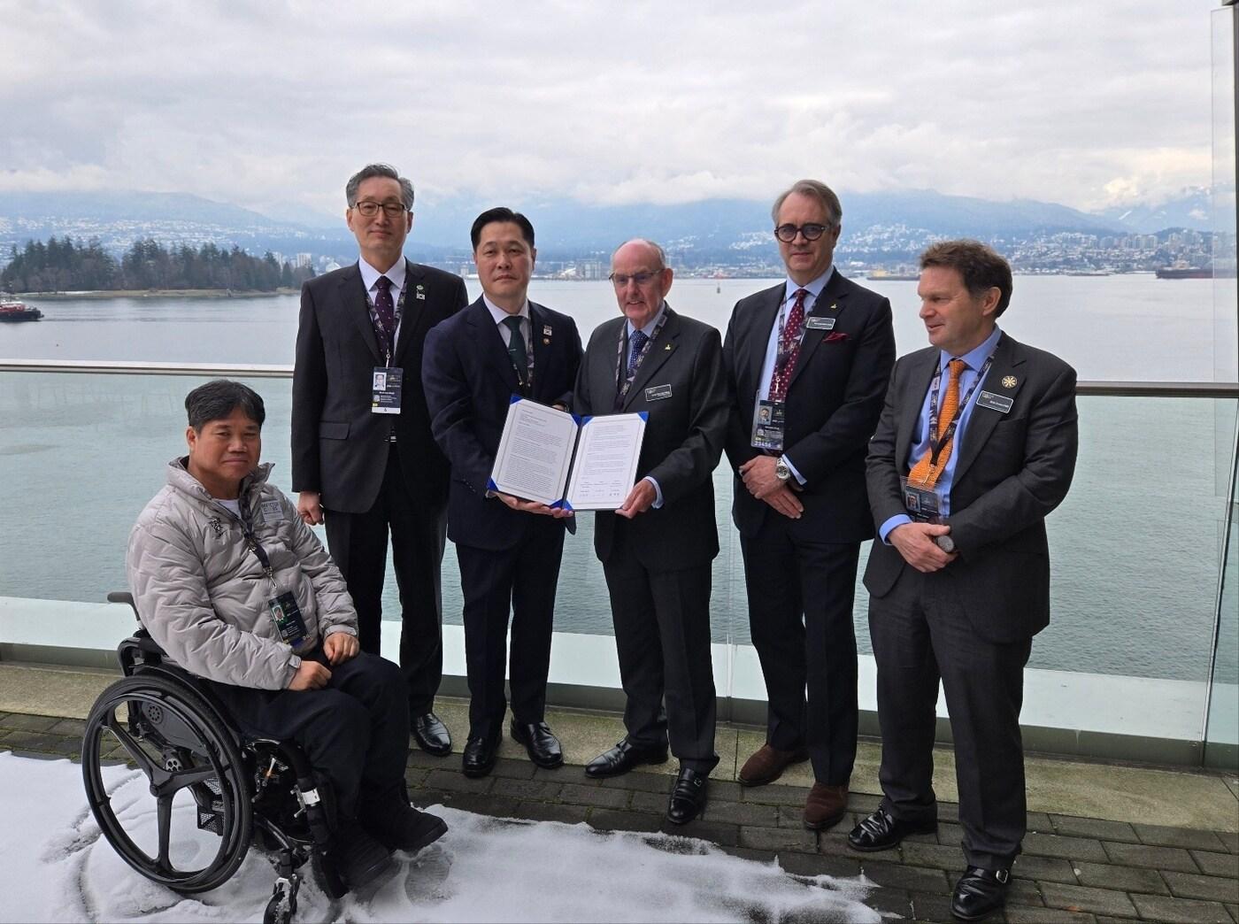 본문 이미지 - 이희완 국가보훈부 차관이 9일&#40;현지시간&#41; 캐나다 밴쿠버 컨벤션센터에서 인빅터스 재단에 2029년 대회 유치의향서를 전달하고 있다.&#40;국가보훈부 제공&#41;