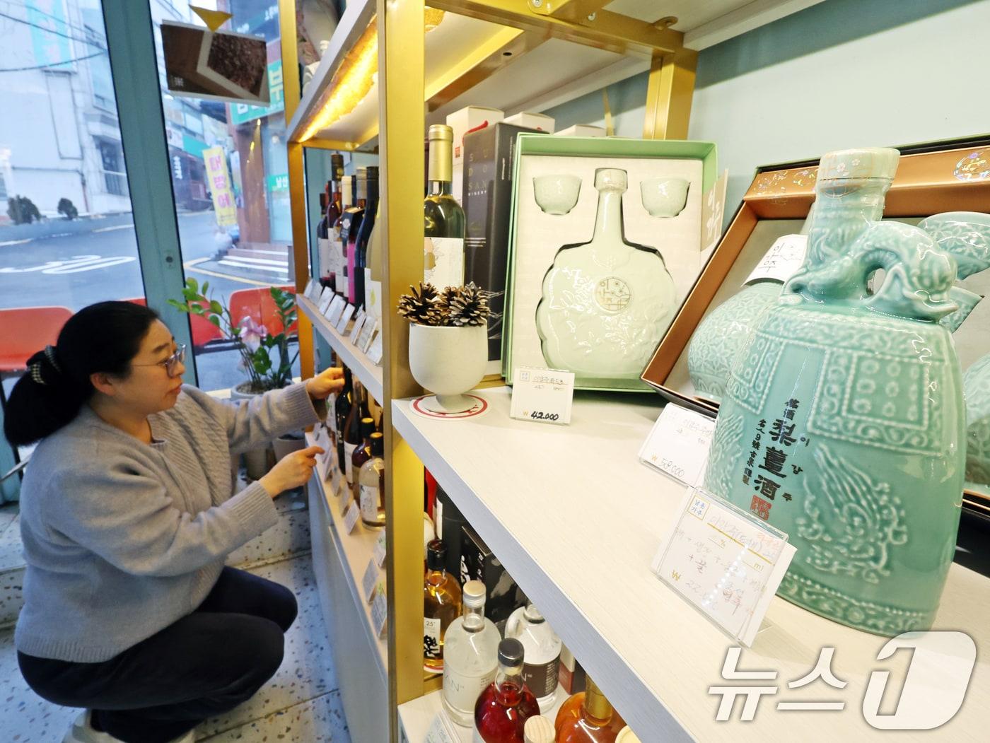 본문 이미지 - 서울 중구 전통주판매점 남촌가주에 전통주가 진열돼 있다.  2025.2.12 ⓒ 뉴스1 황기선 기자