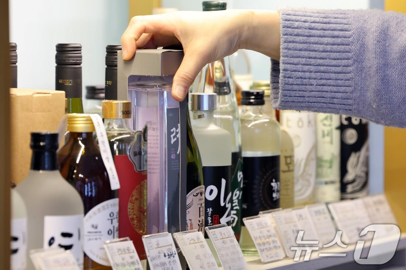 한 전통주 전문 매장에서 다양한 전통주들이 매대에 올라와 있다./뉴스1 ⓒ News1 