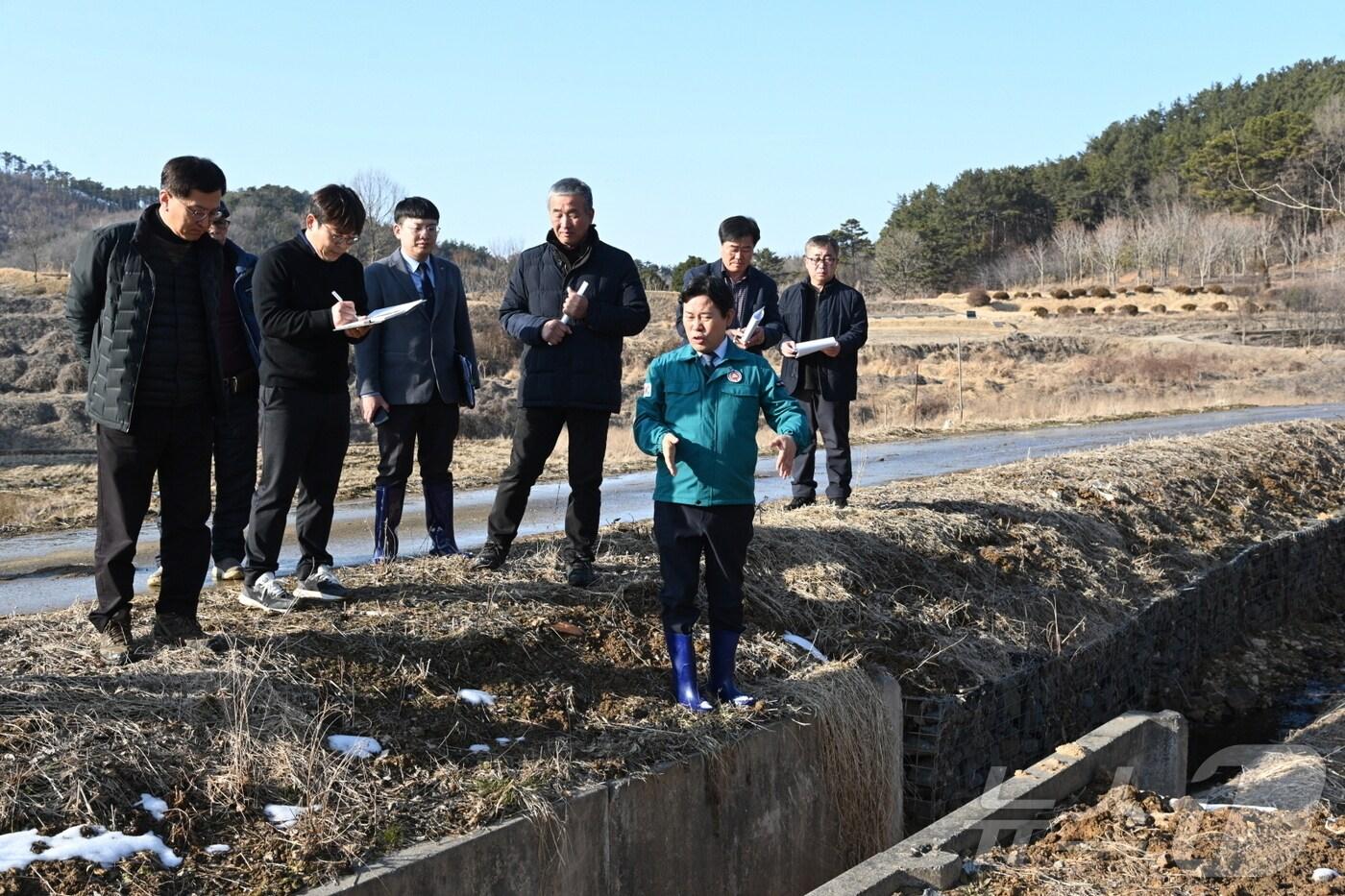 박정현 부여군수(맨앞)가 수해복구 시설에 대한 점검을 하고 있다.(부여군 제공. 재판매 및 DB금지) /뉴스1