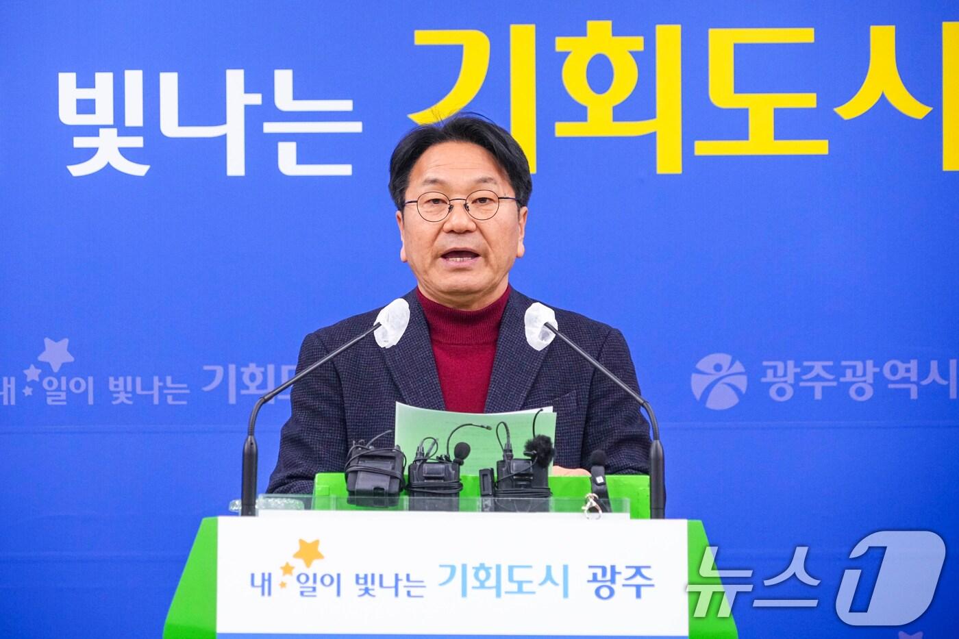 강기정 광주시장이 12일 오후 시청 브리핑룸에서 긴급 브리핑을 하고 '중심상업지역의 주거용도 용적률 확대' 내용을 담은 도시계획 조례 개정에 대해 '유감'을 표명하고 있다.(광주시 제공. 재판매 및 DB 금지) 2025.2.12/뉴스1