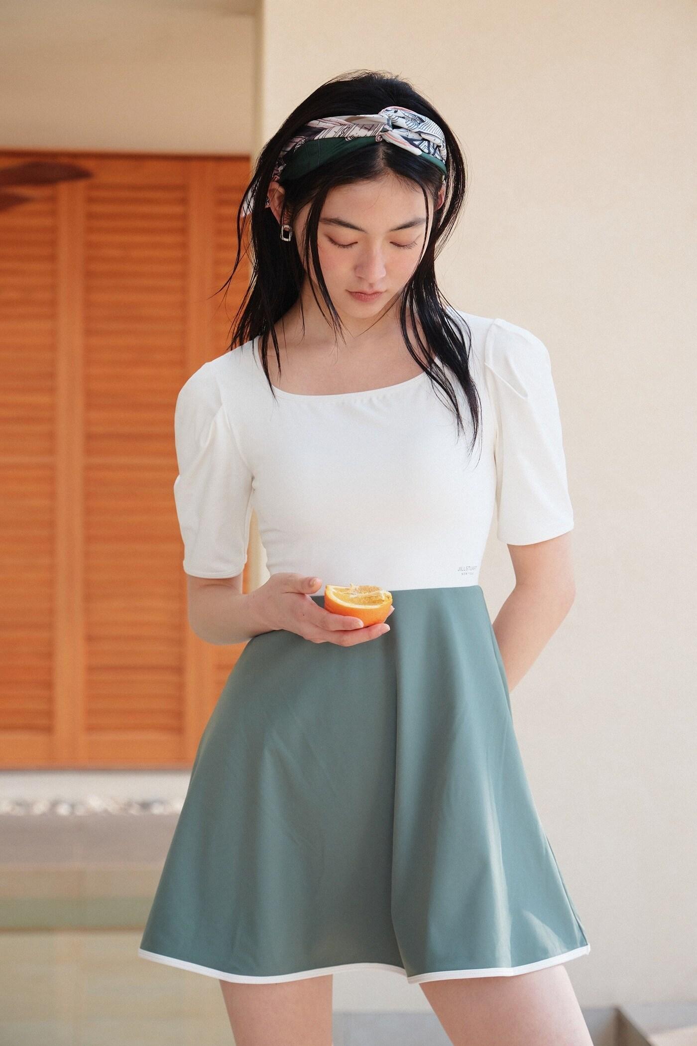 본문 이미지 - 추운 날씨를 피해 동남아 등 따뜻한 휴양지로 떠나는 여행객 증가와 3월 초 예정된 연휴 여행 수요 덕에 수영복 판매 호조가 이어지고 있다.&#40;질스튜어트뉴욕제공&#41;