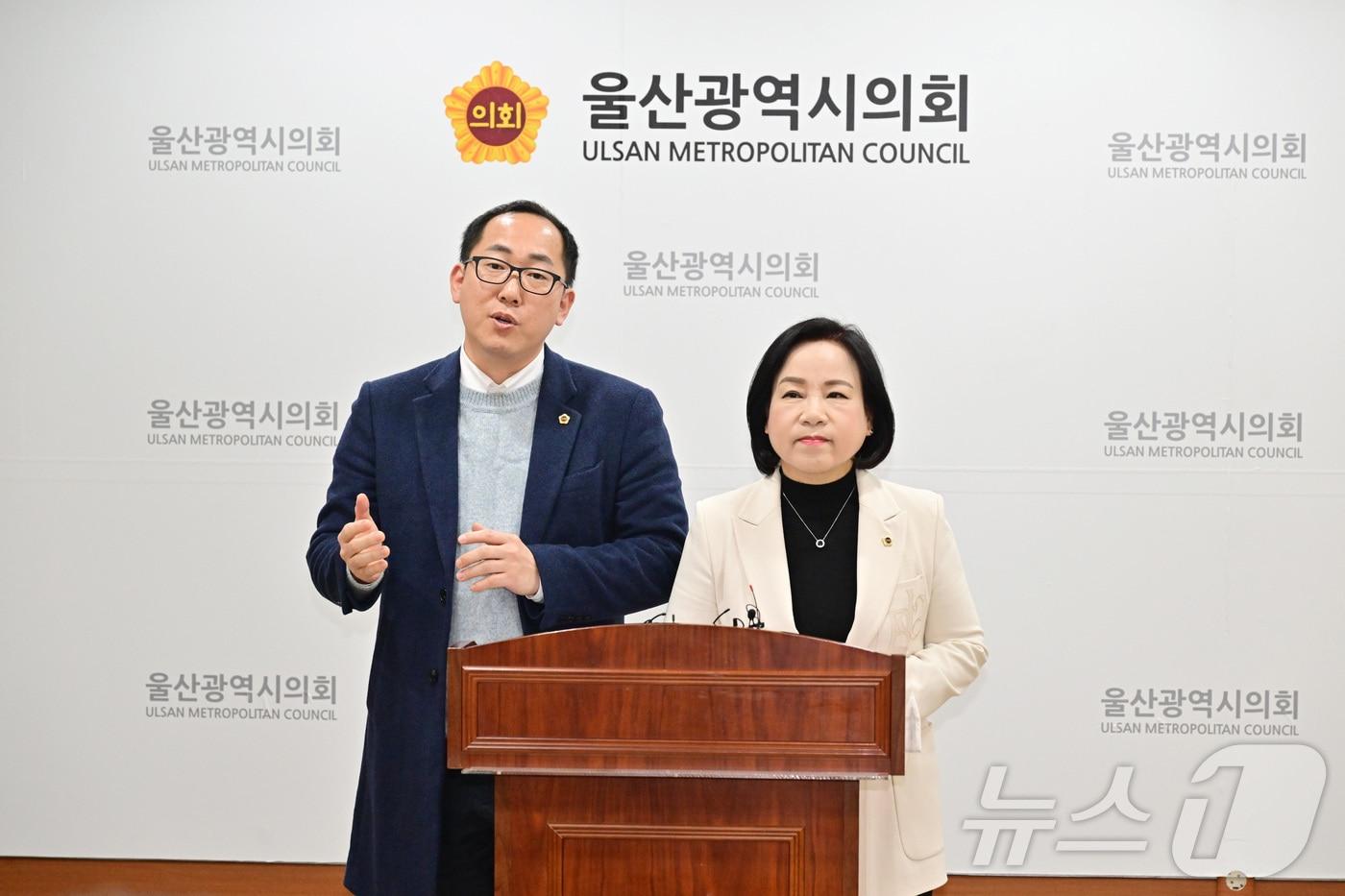 울산시의회 민주당 소속 손명희 의원과 손근호 의원은 12일 오전 열린 제253회 임시회 제1차 본회의 이후 기자회견을 열고 이재명 신속 판결 건의문이 채택된 것을 비판했다.(울산시의회 제공. 재판매 및 DB금지)