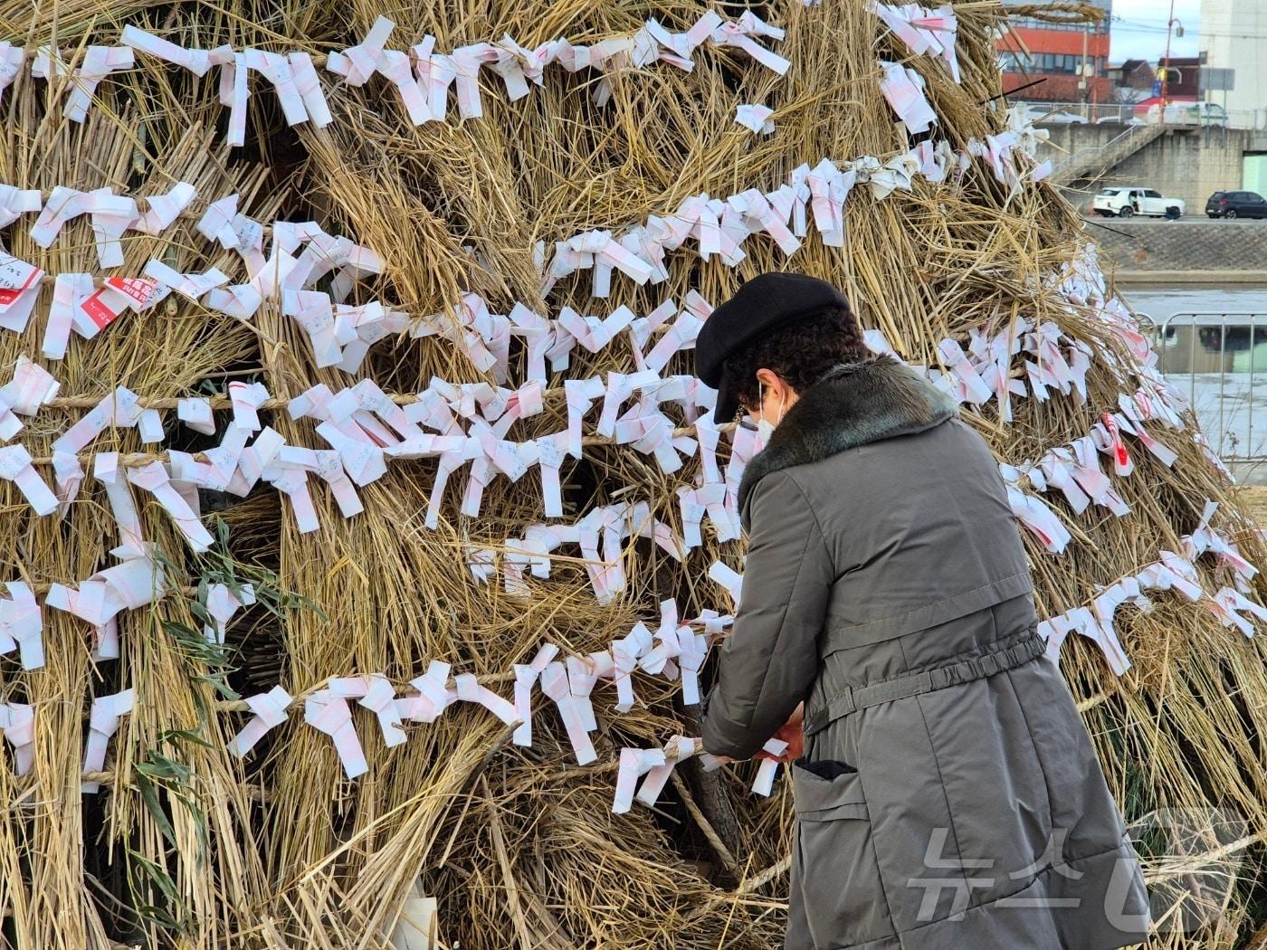 본문 이미지 - 지난해 강원 강릉 망월제를 찾아 소원지 다는 시민.(뉴스1 DB) ⓒ 뉴스1 윤왕근 기자