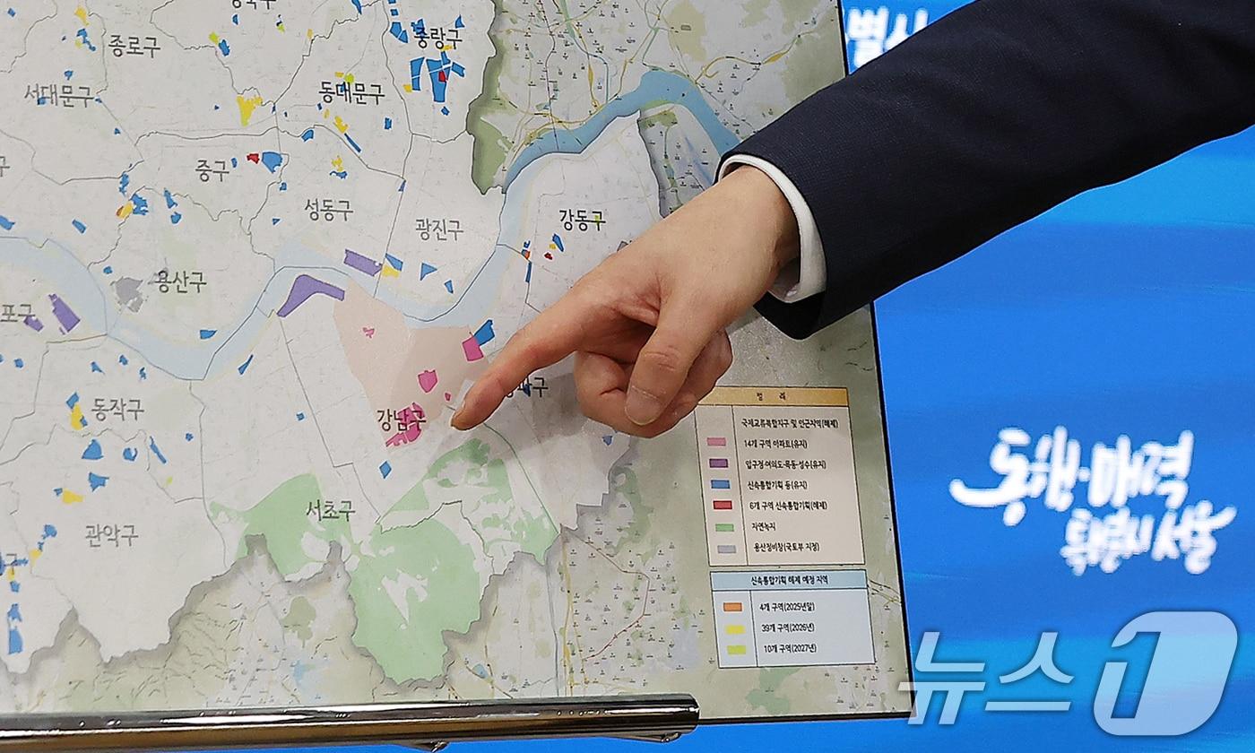 조남준 서울시 도시공간본부장이 12일 오후 서울시청에서 열린 토지거래허가제 해제 심의 결과 브리핑을 진행하고 있다. 서울시는 송파구 잠실동, 강남구 삼성·대치·청담동 등 국제교류복합지구 인근 아파트에 대한 토지거래허가구역 지정을 해제한다고 밝혔다. 다만, 안전진단이 통과된 개포 우성·은마·청담 현대 등 재건축 아파트 14곳&#40;1.36㎢&#41;은 재건축 추진 기대에 따른 투기 과열 우려가 있어 지정을 현행과 같이 유지하기로 했다. 2025.2.12/뉴스1 ⓒ News1 김진환 기자