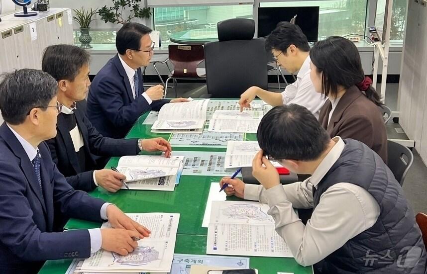 본문 이미지 - 심덕섭 고창군수가 12일 국토부 우정훈 철도과장&#40;우측 상단&#41;과 면담을 갖고 서해안철도의 국가계획 반영을 건의하고 있다.&#40;고창군 제공, 재판매 및 DB금지&#41;2025.2.12/뉴스1