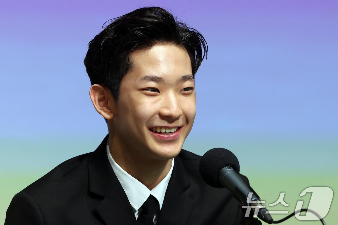 본문 이미지 - 한국 발레리노 최초로 로잔 콩쿠르에서 우승한 박윤재(16·서울예고)가 12일 오후 서울 종로구 서울아트센터에서 '로잔 발레 콩쿠르 우승 기념' 기자회견을 하고 있다. 2025.2.12/뉴스1 ⓒ News1 황기선 기자