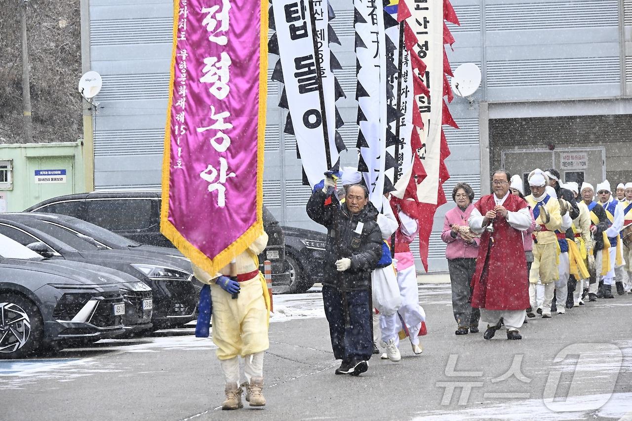 본문 이미지 - 강원 평창군이 12일 군청 광장에서 '2025년 정월대보름 지신밟기 행사'를 열었다. (평창군 제공) 2025.2.12/뉴스1