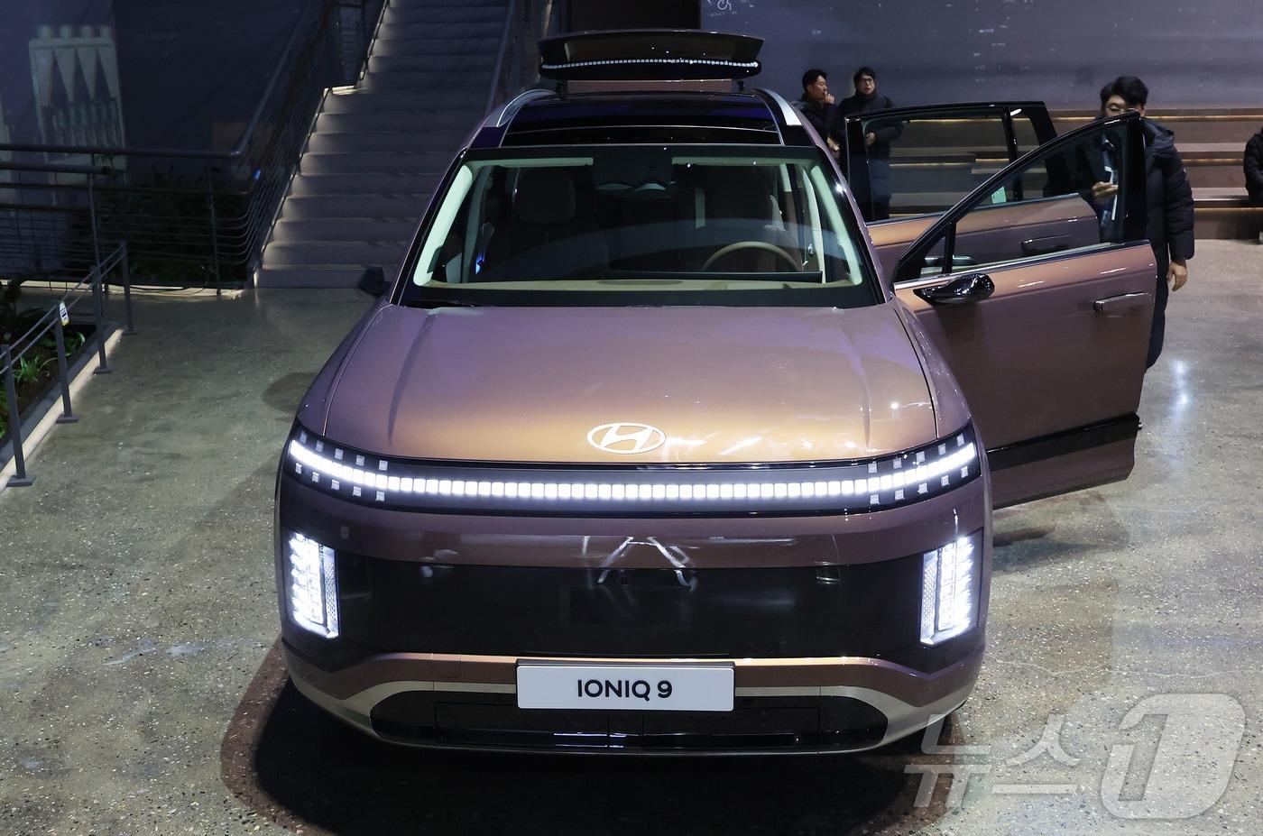 지난 11일 오전 서울 광진구 그랜드 워커힐에서 열린 아이오닉9 미디어 익스피리언스 행사에 현대차 전동화 플래그십 대형 SUV '아이오닉9'이 공개되고 있다. 2025.2.13/뉴스1