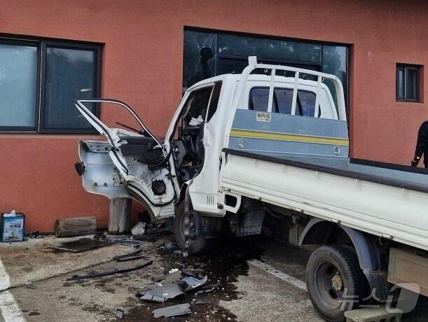 본문 이미지 - 12일 오후 3시41분 쯤 서귀포시 성산읍 소재 한 식당으로 1톤 트럭이 돌진해 80대 운전자가 사망했다.(제주도소방안전본부 제공.재판매 및 DB금지)