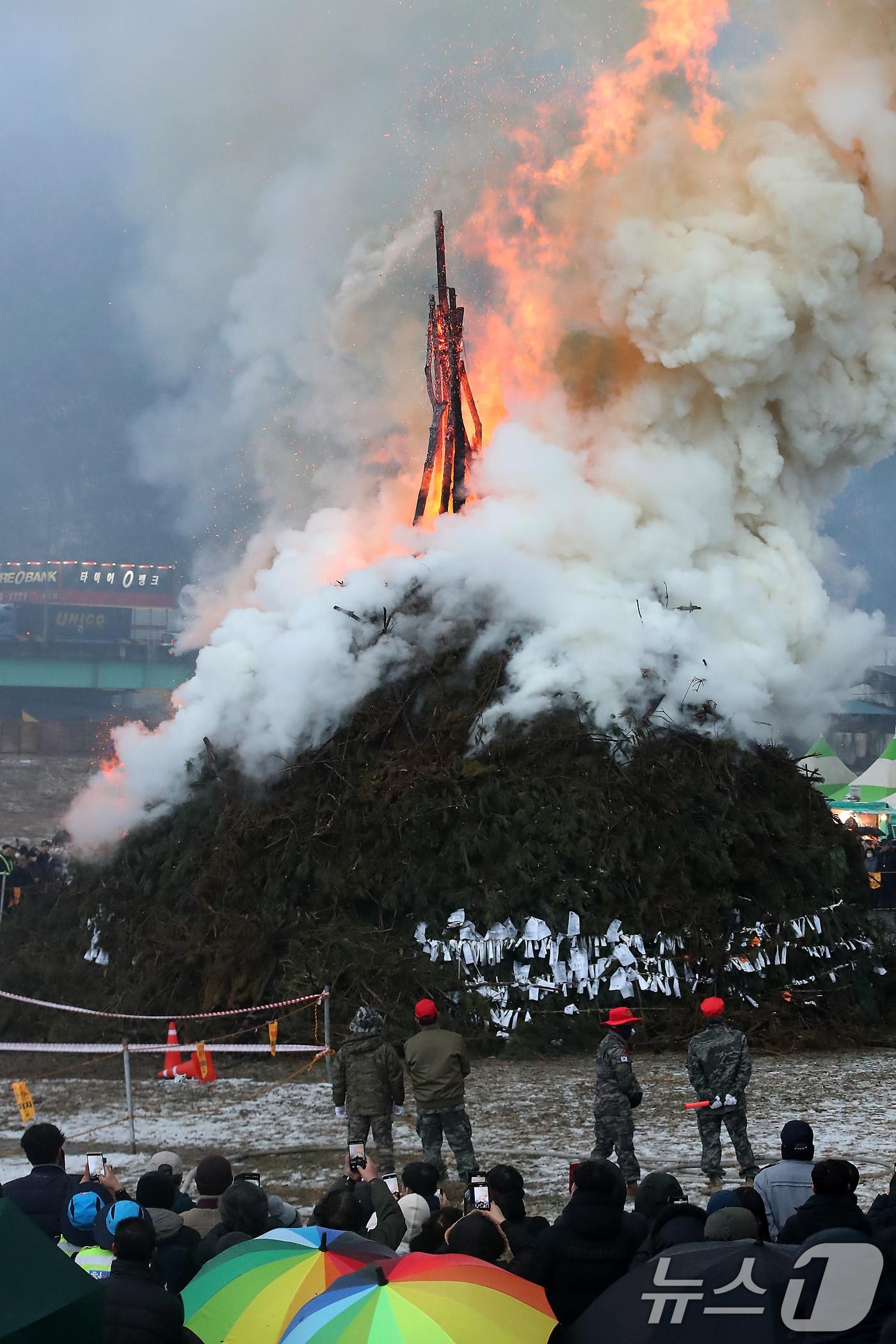 본문 이미지 - 경북도는 정월대보름인 오는 3일까지 산불방지 등 특별안전대책을 추진한다. 지난해 경북 청도군 청도천 둔치에서 열린 초대형 달집태우기 모습. 2025.2.12 ⓒ 뉴스1 공정식 기자