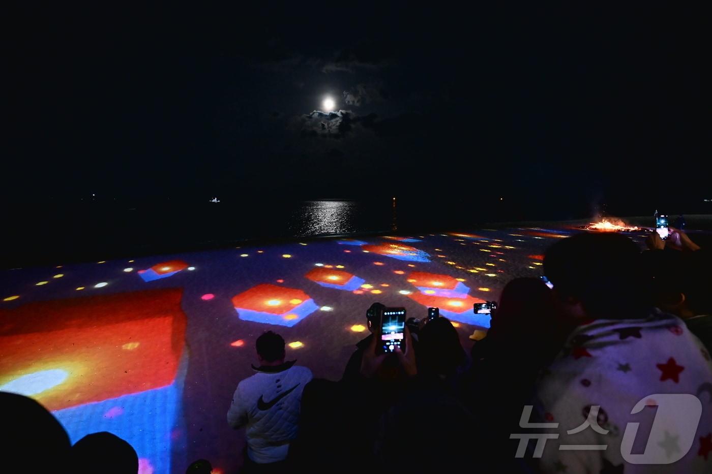 본문 이미지 - 지난해 정월 대보름 강원 속초해변에서 열린 미디어아트 달맞이.(속초시 제공, 재판매 및 DB 금지)