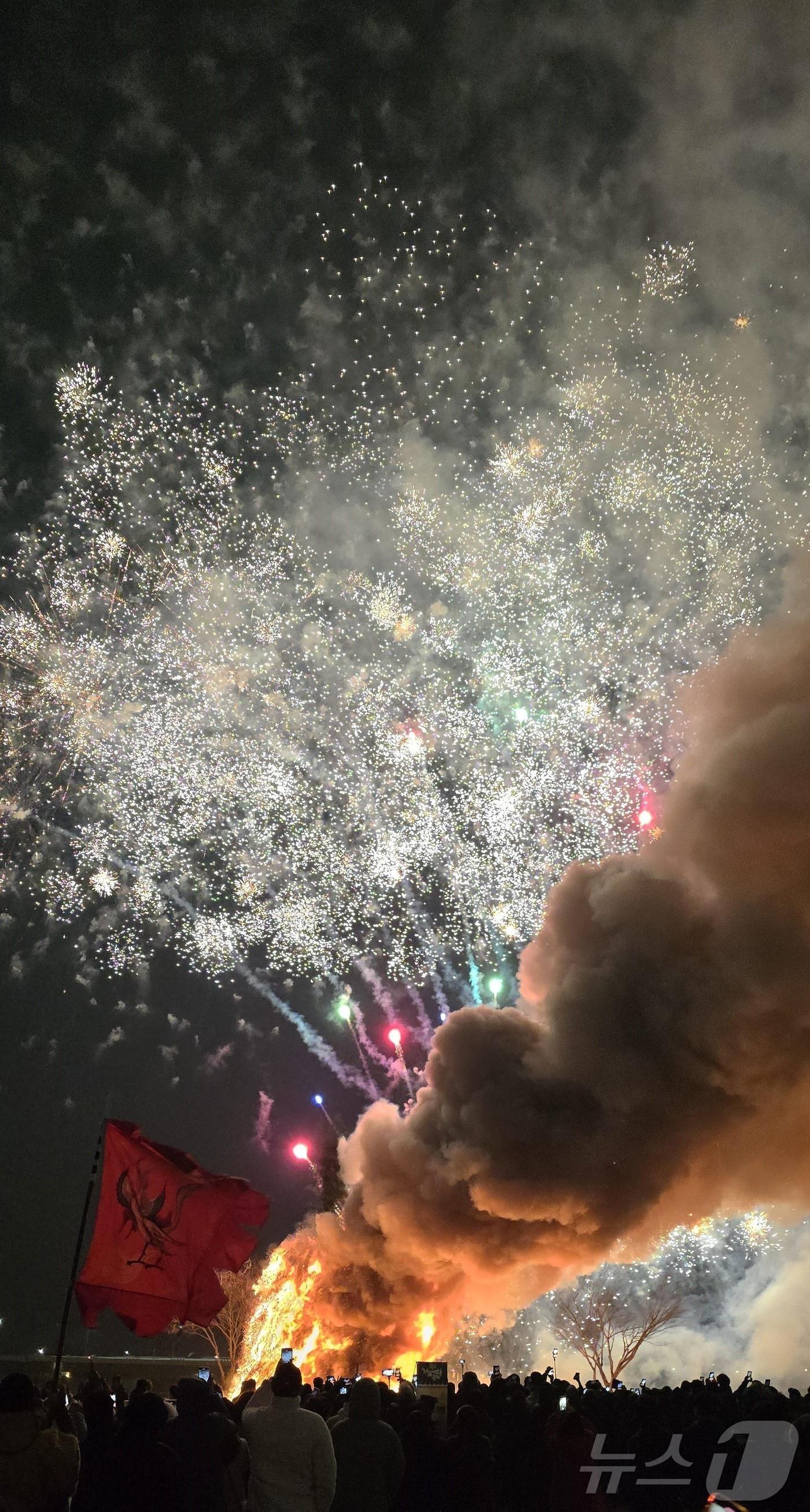 본문 이미지 - 12일 오후 대구 북구 산격야영장에서 열린 금호강 정월대보름 축제에서 시민들이 타오르는 달집을 촬영하고 있다.(대구 북구 제공)