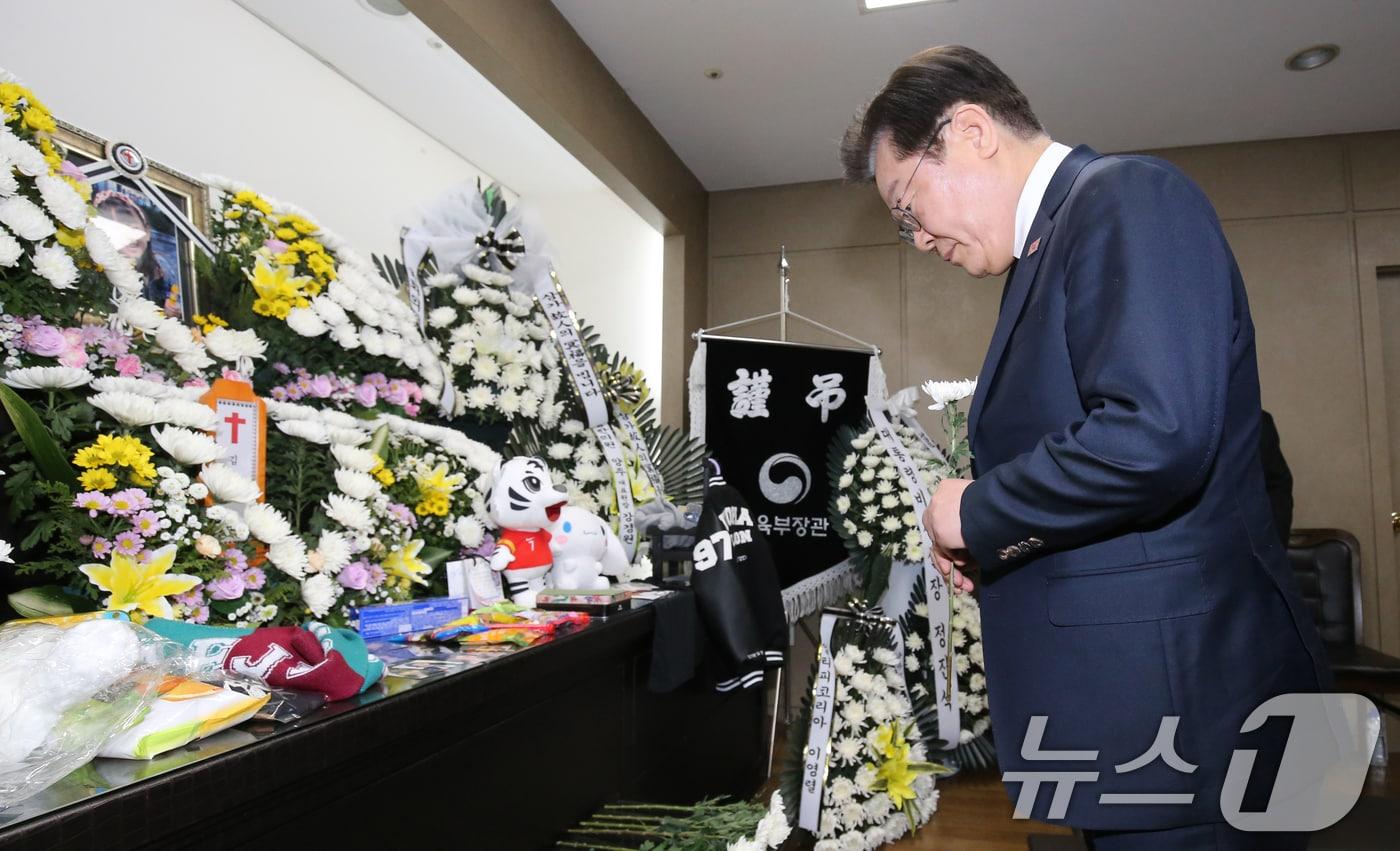 이재명 더불어민주당 대표가 12일 대전 서구 건양대병원 장례식장에서 교사에게 피살된 김하늘 양을 추모하고 있다. 2025.2.12/뉴스1 ⓒ News1 김기태 기자