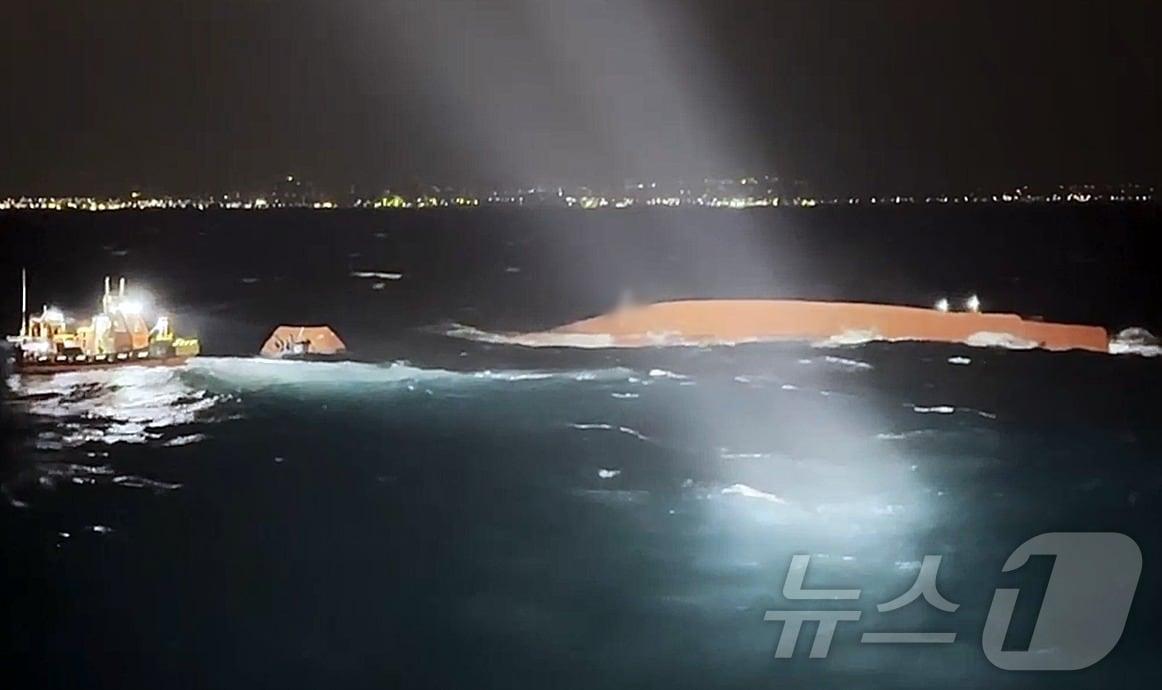 본문 이미지 - 12일 오후 7시 56분쯤 제주 서귀포시 표선면 약 12㎞ 해상에서 서귀포 선적의 근해연승어선 \'2066재성호\'가 전복돼 구조작업이 진행되고 있다. 해당 어선에는 승선원 10명이 타고 있던 것으로 전해졌다.(제주해양경찰청 제공, 재판매 및 DB금지) 2025.2.12/뉴스1 ⓒ News1 홍수영 기자
