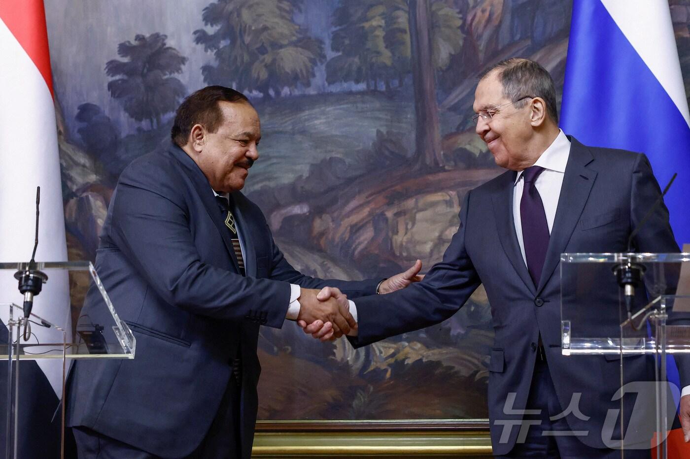 세르게이 라브로프 러시아 외무부 장관과 알리 유세프 알샤리프 수단 외무부 장관이 2025년 2월 12일 러시아 모스크바에서 회담 후 기자회견에서 악수하고 있다. 2025.02.12 ⓒ 로이터=뉴스1 ⓒ News1 김경민 기자