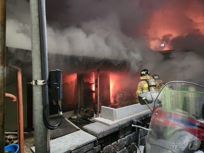 본문 이미지 - 12일 오후 8시59분쯤 울진군 울진읍 읍내리 한 목조주택에서 불이나 소방당국이 화재를 진압하고 있다(경북소방본부 제공. 재판매 및 DB 금지)2025.2.13/뉴스1