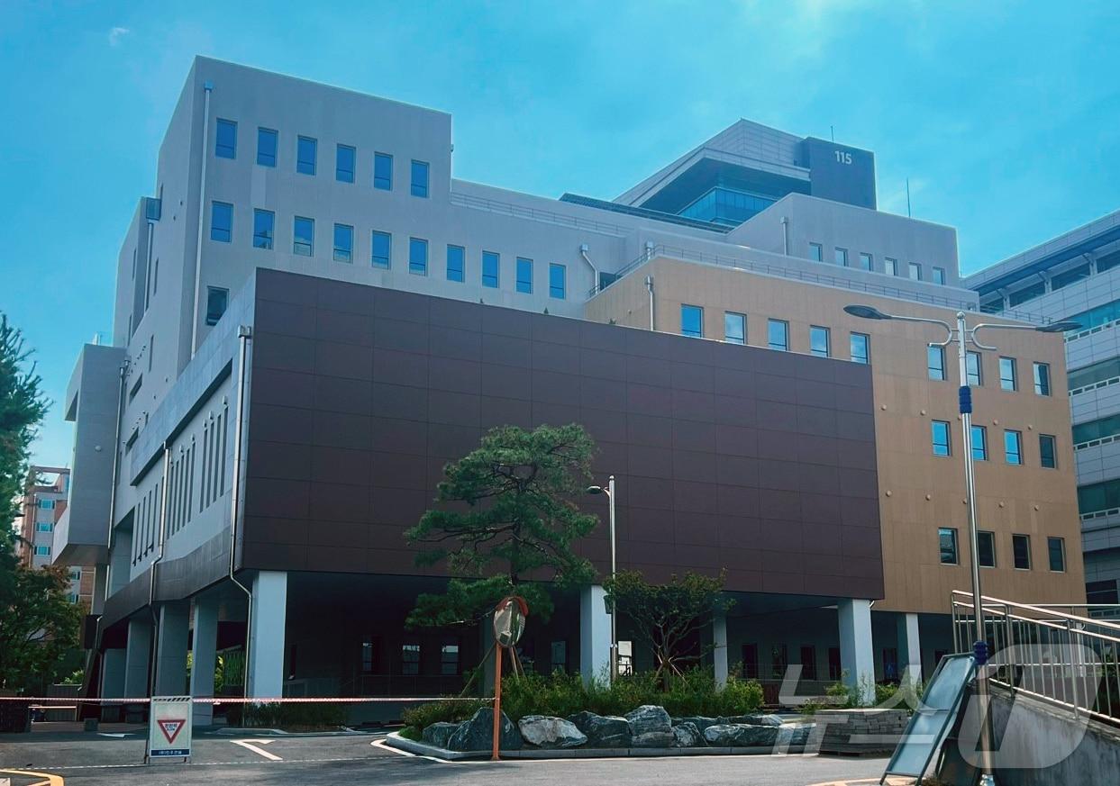 본문 이미지 - 경북대 간호대 졸업생의 평범한 학부모가 대학 교육에 대한 감사의 마음을 담아 발전기금 1억원을 쾌척했다. 사진은 간호대 건물. (경북대 제공)/뉴스1