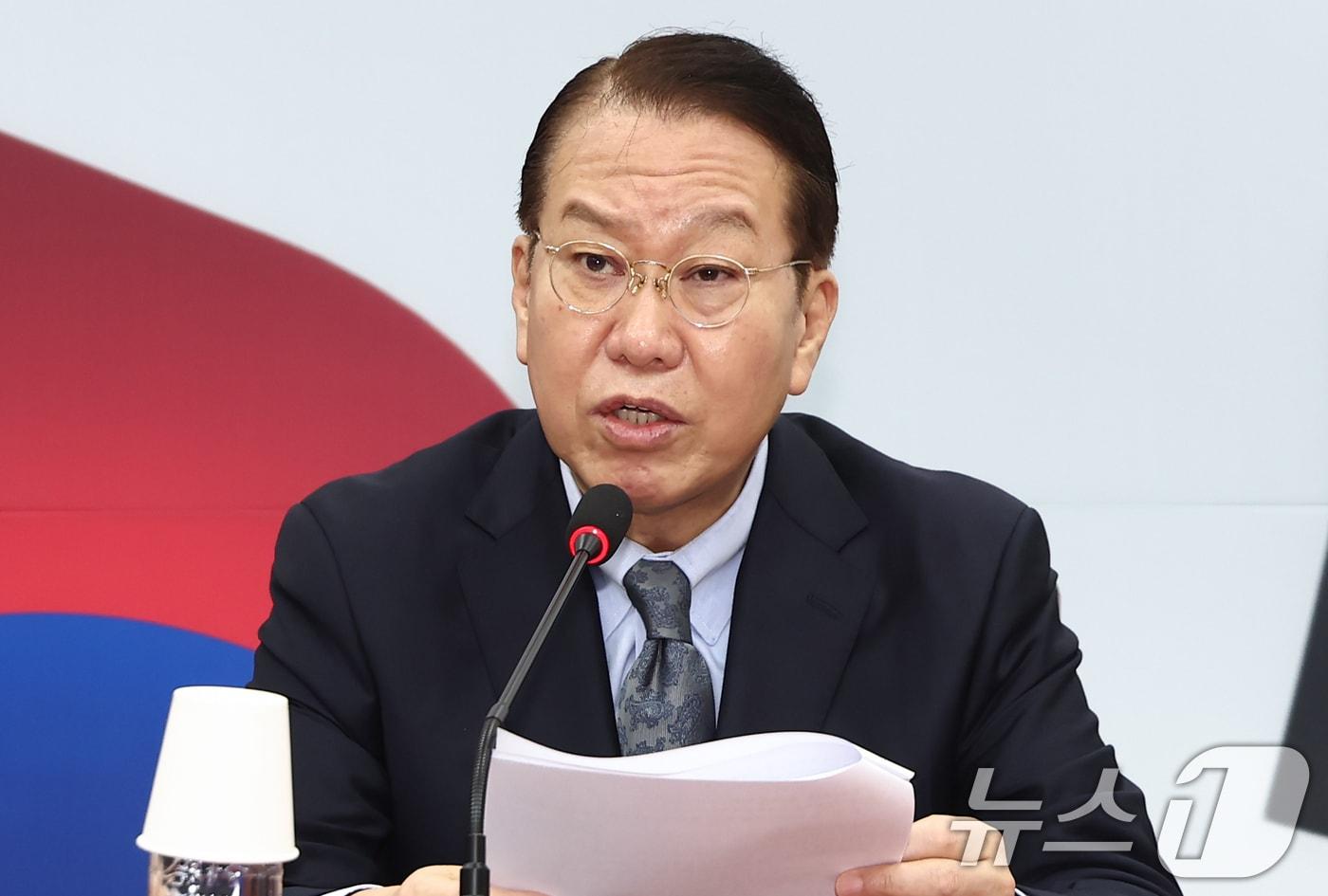 권영세 국민의힘 비상대책위원장이 13일 오전 서울 여의도 국회에서 열린 비상대책위원회의에서 모두 발언을 하고 있다. 2025.2.13/뉴스1 ⓒ News1 김민지 기자