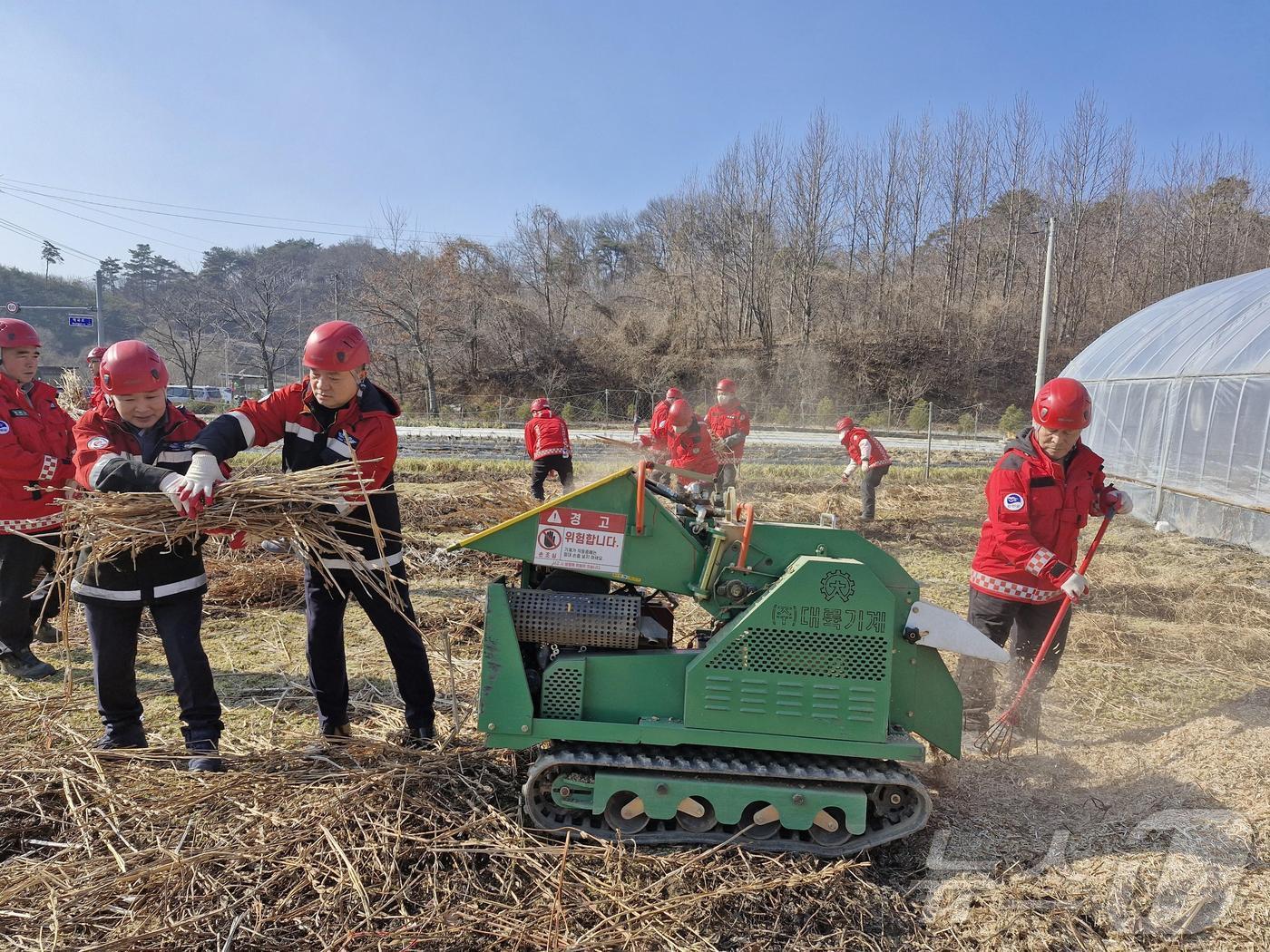본문 이미지 - 영농 부산물 파쇄 모습/뉴스1