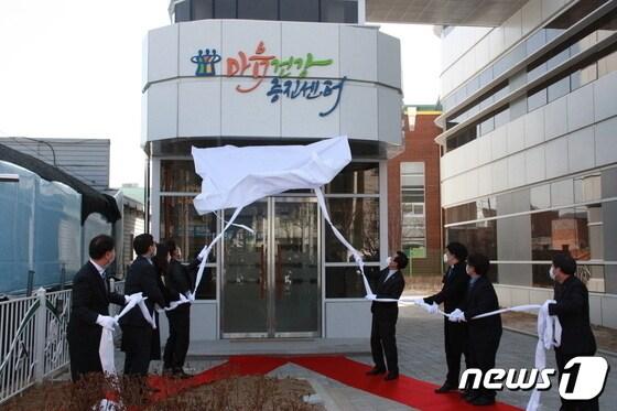 본문 이미지 -  대전에서 정신과 치료를 받던 교사가 학생을 살해하는 일이 발생하자 교사 정신건강 관리의 중요성이 대두되고 있다. 사진은 충북교육청 마음건강증진센터 북부지원팀 개소식 자료사진. (충북교육청 제공. 재판매 및 DB금지)/뉴스1