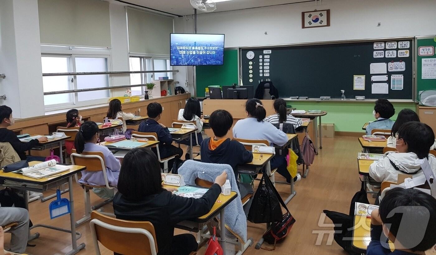 증평군이 초등학교를 찾아 도로명주소 교육을 진행하는 모습/뉴스1