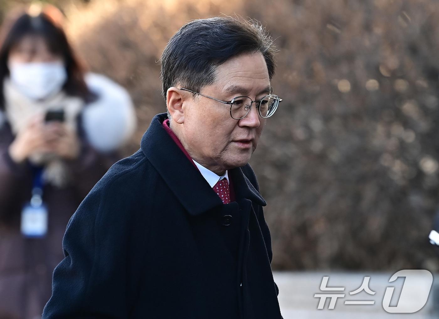 윤석열 대통령 측 변호인인 윤갑근 변호사가 13일 오전 서울 종로구 헌법재판소에서 열리는 윤석열 대통령 탄핵 심판 8차 변론기일에 출석하고 있다. 2025.2.13/뉴스1 ⓒ News1 사진공동취재단