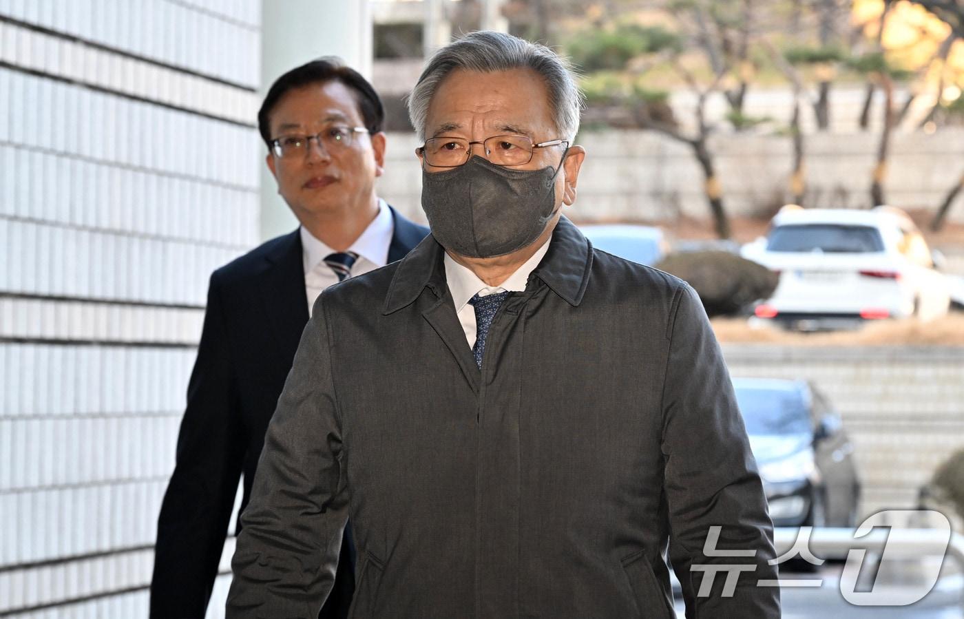 &#39;대장동 사건&#39;과 관련해 민간업자들에게 청탁을 대가로 금품을 수수한 혐의로 재판에 넘겨진 박영수 전 특별검사가 13일 오전 서울 서초구 서울중앙지법에서 열린 &#39;특정경제범죄가중처벌등에관한법률위반&#40;수재 등&#41;&#39; 혐의 1심 선고공판에 출석하고 있다. &#40;공동취재&#41; 2025.2.13/뉴스1 ⓒ News1 박세연 기자