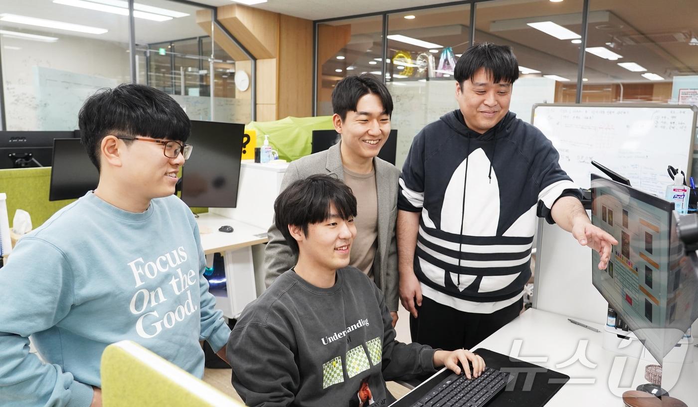 본문 이미지 - 신동현·이승필 학생, 김선동 교수, 김세진 연구원(왼쪽부터)(지스트 제공)/뉴스1 