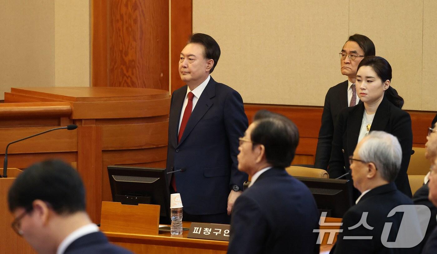 윤석열 대통령이 13일 서울 종로구 헌법재판소에서 열리는 탄핵심판 8차 변론에 출석해 헌법재판관들 입장에 맞춰 기립해 있다. 2025.2.13/뉴스1 ⓒ News1 사진공동취재단