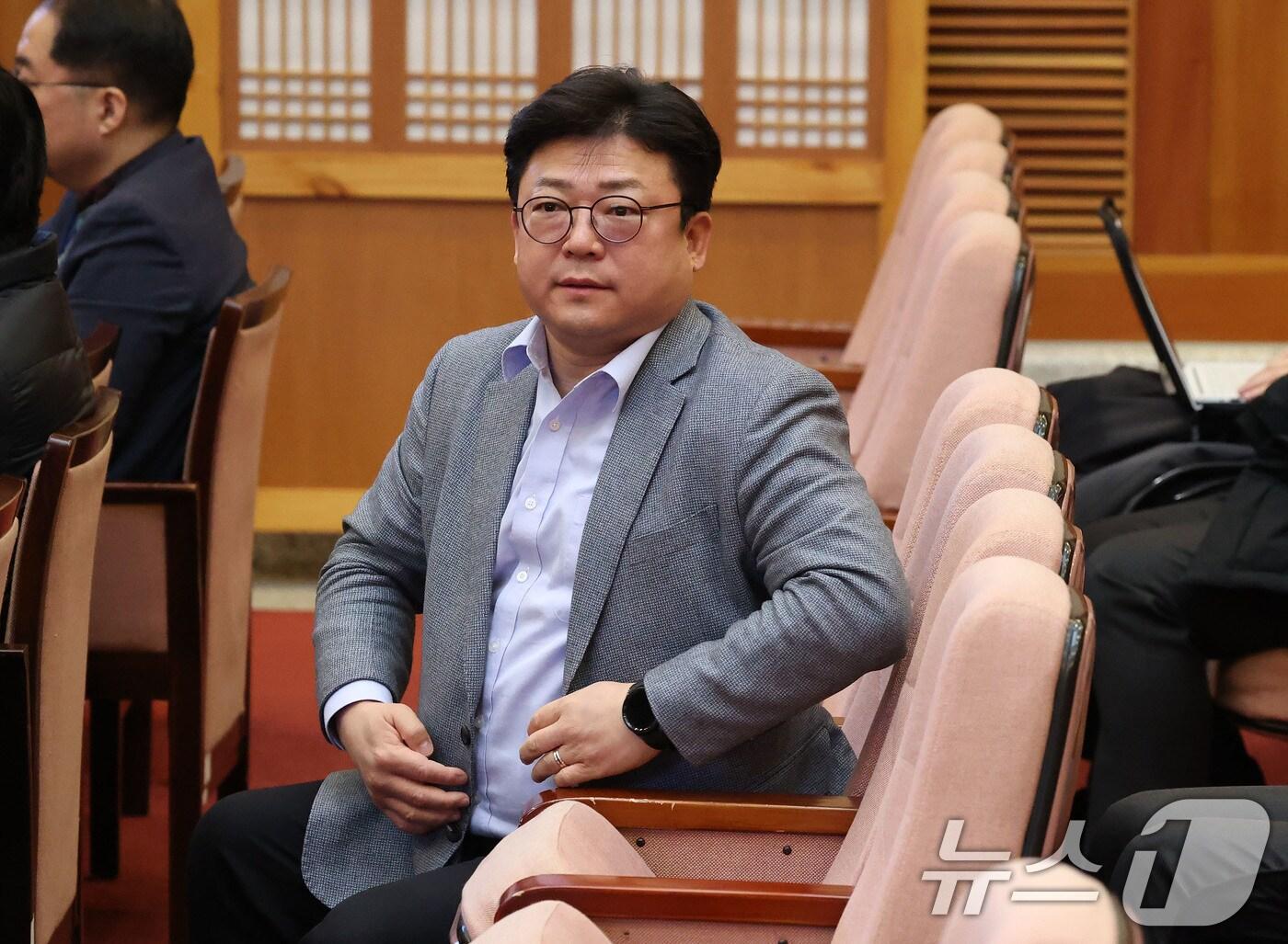 본문 이미지 - 지난 2월 13일 서울 종로구 헌법재판소에서 열리는 윤석열 대통령 탄핵심판 8차 변론을 방청하고 있는 강명구 국민의힘 의원. 2025.2.13/뉴스1 ⓒ News1 사진공동취재단