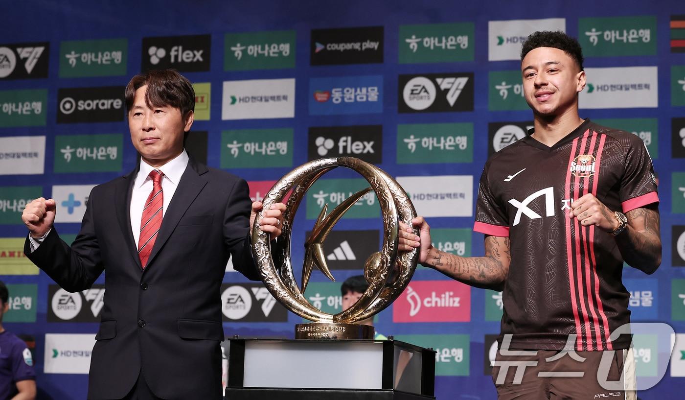 FC서울 김기동 감독과 제시 린가드가 13일 서울 서대문구 스위스 그랜드 호텔에서 열린 '하나은행 K리그1 2025 개막 미디어데이'에서 포즈를 취하고 있다. 2025.2.13/뉴스1 ⓒ News1 김성진 기자