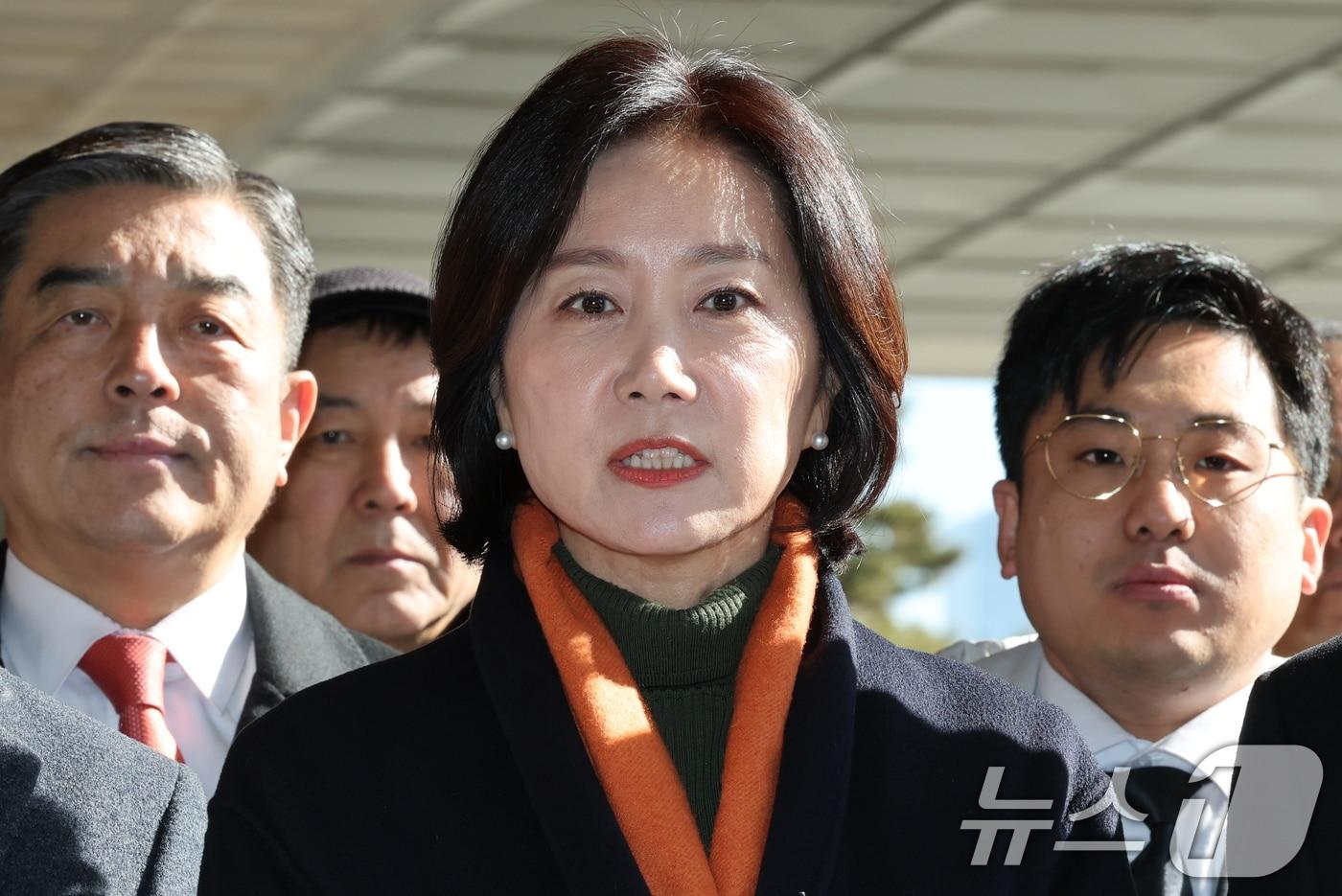 본문 이미지 - 허은아 전 개혁신당 대표가 13일 이준석, 천하람 의원을 부정부패 의한 업무상배임 혐의로 고발장을 접수 하기 위해 서초구 서울중앙지방검찰청으로 들어서며 취재진 질문에 답하고 있다. 2025.2.13/뉴스1 ⓒ News1 박세연 기자