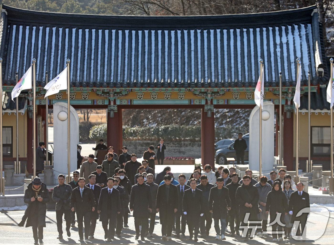 본문 이미지 - 김동연 경기도지사가 13일 오전 광주 북구 운정동 국립5·18민주묘지에서 참배를 위해 입장하고 있다. 2025.2.13/뉴스1 ⓒ News1 박지현 기자