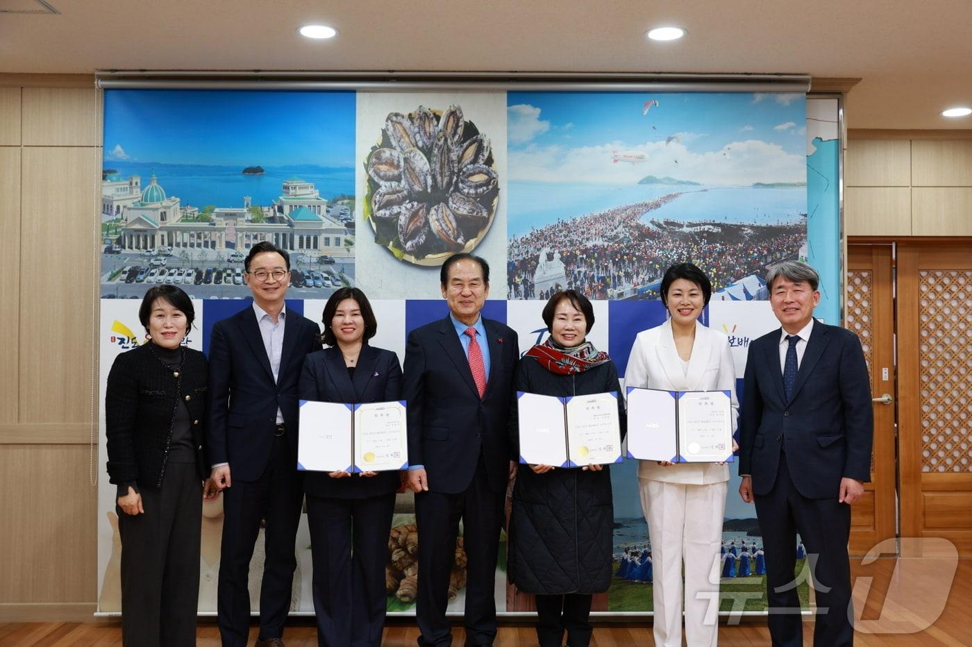 김희수 군수&#40;가운데&#41;가 진도군 홍보대사로 위촉된 한국여성경제인협회 CEO 들과 기념사진을 찍고 있다.&#40;진도군 제공. 재판매 및 DB금지&#41;