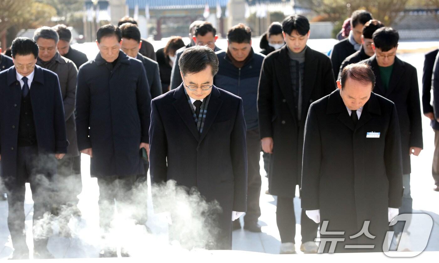 김동연 경기도지사가 13일 오전 광주 북구 운정동 국립5·18민주묘지에서 오월영령에게 묵념하고 있다. 2025.2.13/뉴스1 ⓒ News1 박지현 기자