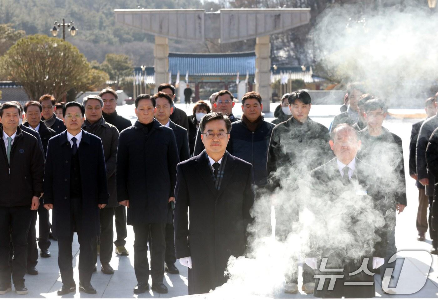 김동연 경기도지사가 13일 오전 광주 북구 운정동 국립5·18민주묘지에서 오월영령에게 참배하고 있다. 2025.2.13/뉴스1 ⓒ News1 박지현 기자